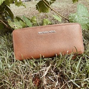 Michael Kors original. Brown leather wallet. Like new!